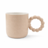 كوب سيراميك بمقبض بتصميم لؤلؤي أنيق – لون بيج