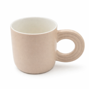 كوب سيراميك بمقبض بتصميم حلزوني أنيق – لون بيج